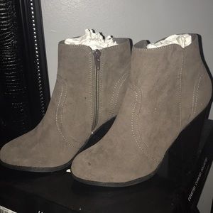 Lulus Aubrey Grey Suede Women’s Booties